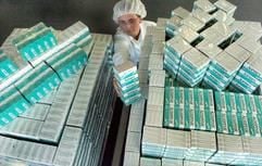 In der Bayer Bitterfeld GmbH kontrolliert die Mitarbeiterin Sandra Hauschild am Montag (29.03.2004) Packungen mit dem Schmerzmittel Aspirin. (Foto: dpa)