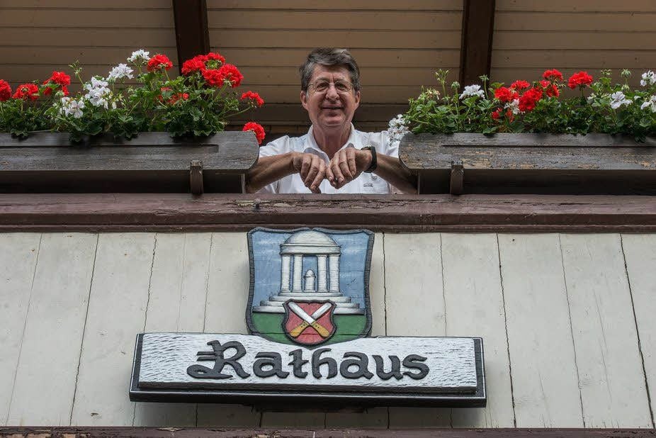 Der scheidende Bürgermeister Gert Sauer blickt vom Rathausbalkon, das Wappen hat er gerade noch einmal aufarbeiten lassen.