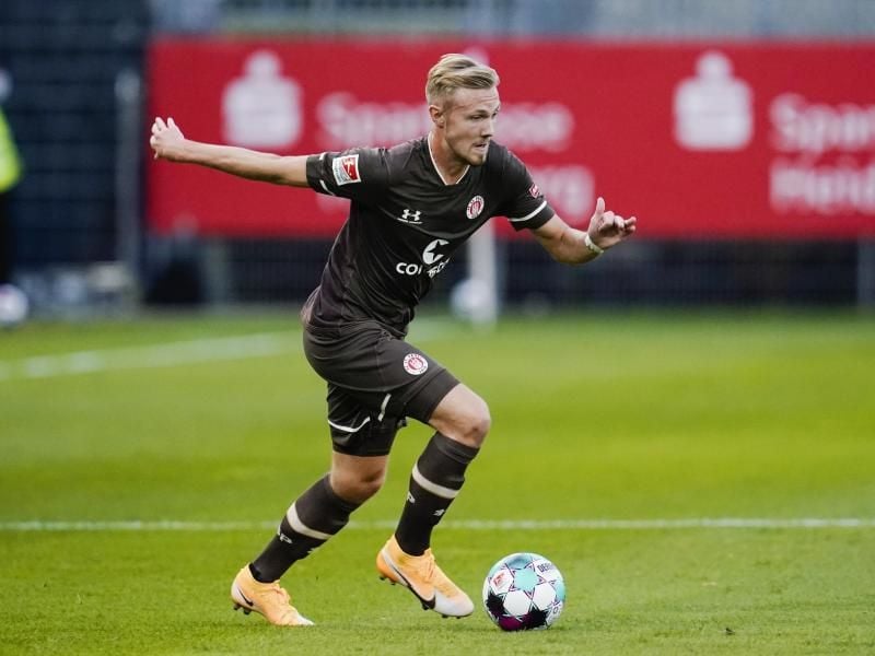 St. Paulis Lukas Daschner spielt den Ball. Foto: Uwe Anspach/dpa/Archivbild