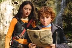 Szenenfoto mit Alexa Vega (l) und Daryl Sabara Torres aus dem Film «Spy Kids 2». Kultfilmregisseur Robert Rodriguez liefert bereits ein Jahr dem US-Erfolg von «Spy Kids» den Nachfolgefilm. Die kleinen Spione brauchen ihre Erfahrung für eine schreckliche Bedrohung, die auf einer geheimnisvollen Insel lauert: Ein "Transmooker". eine Vorrichtung, die die Erde zerstören könnte. Viel Arbeit für den Agentennachwuchs, um die Welt zu retten. (Foto: dpa)