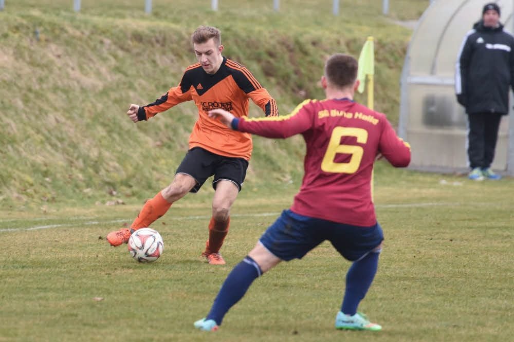 Maximilian Derwel (l.) ist vor Buna-Spieler Sascha Gerber am Ball. Die gastgebenden Domstädter bleiben nach dem 0:0 auf dem sechsten Tabellenplatz.