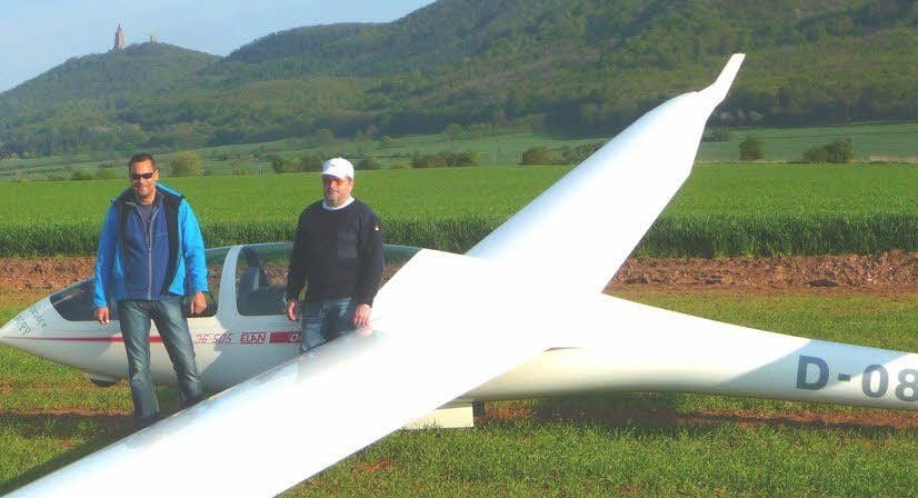 Pilot Frank Krämer (links) und der Co-Pilot Andreas Blausza nach der Landung bei Kelbra.