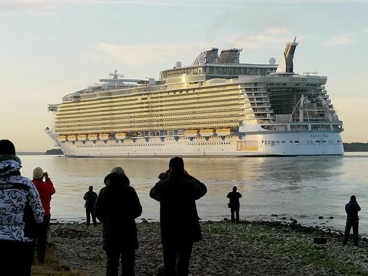 Seit einigen Jahren legen Kreuzfahrtschiffe auf Spitzbergen an. Doch mit den Touristen kommen auch neue Probleme. Das fängt bei Kleinigkeiten wie dem Müll an.
