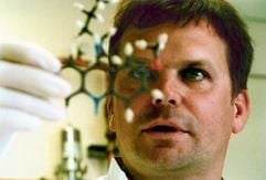 Der Prionen-Forscher Dr. Carsten Korth von der University of California in San Francisco betrachtet ein Modell der Molekularstruktur von möglichen Arzneimitteln gegen die Creutzfeldt-Jakob-Krankheit. (Archivfoto: dpa)