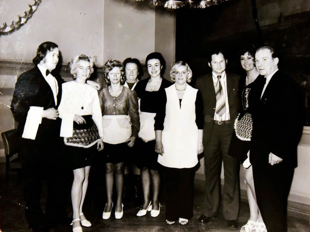 Das Foto zeigt das Team der Stadthallen im Jahr 1975.