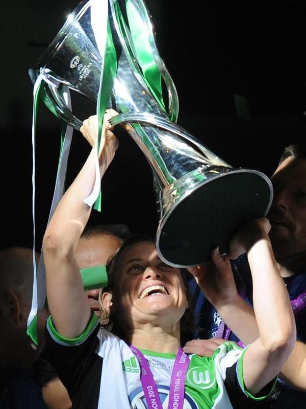 Martina Müller stemmt den riesigen Champions-League-Pokal in die Höhe.