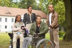 (v-l) Ronnie (Christoph Maria Herbst), Frau Hildegard (Adele Neuhauser), Fred (Til Schweiger) und Alex (Jürgen Vogel) halten sich im neuen Kinofilm «Wo ist Fred!?» zusammen vor einem Heim auf (undatierte Filmszene).