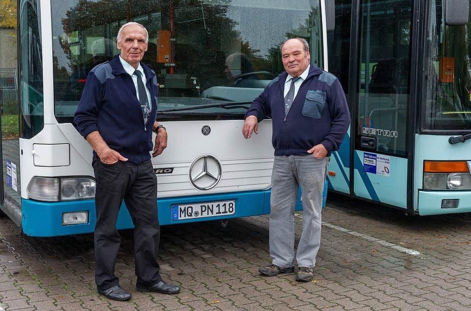 Günter Nolze (links) und Lothar Menzel sind seit vielen Jahren Busfahrer. Obwohl sie im Ruhestand sind, sind sie noch ab und zu unterwegs.