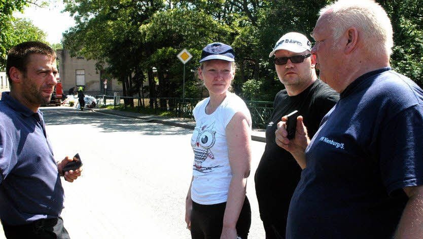 Stefan Schöbel (links) Nicole und Alexander Burkert und Rudi Waldeck (r.) sprechen über die Lage in der Brückenstraße, wo Burkerts ein Haus haben.