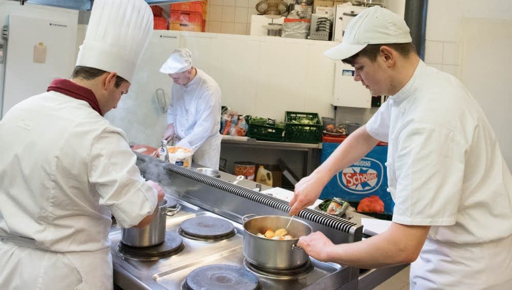 Johannes Schmidt (18, r.) macht gerade seine Ausbildung zum Koch im Gasthaus Pretzsch in Zscheiplitz. Seine Eltern haben kürzlich eine Gaststätte eröffnet. Wenn alles nach Plan läuft, wird er dort einsteigen.