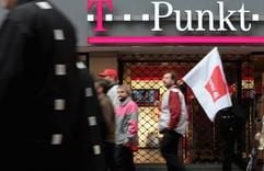 Telekom-Beschäftigte streiken am Freitag (11.05.07) in Essen vor einem Ladenlokal der Telekom. Bei der Deutschen Telekom haben am Freitagmorgen die von der Dienstleistungsgewerkschaft ver.di geplanten flächendeckenden Streiks begonnen. (Foto: ddp)