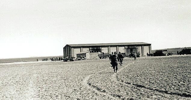 Das historische Foto zeigt die Feldscheune in der Nähe des Gardelegener Ortsteils Isenschnibbe, in dem am 11. April 1945 mehr als 1.000 KZ-Häftlinge ermordet worden.