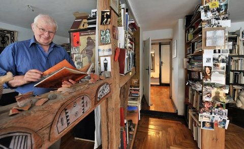 Der Maler und Grafiker Egon Zimpel, aufgenommen in seiner Wohnung auf der Krämerbrücke in Erfurt. (FOTO: DPA)