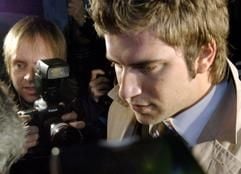 Ex-Schiedsrichter Robert Hoyzer ist am Donnerstag (17. November 2005) auf dem Weg in den Saal 500 des Landgerichtes in Berlin. (Foto: dpa)