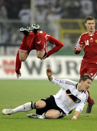 Der deutsche Spieler Bastian Schweinsteiger im Zweikampf mit dem Russen Yury Zhirkow. (Foto: dpa)
