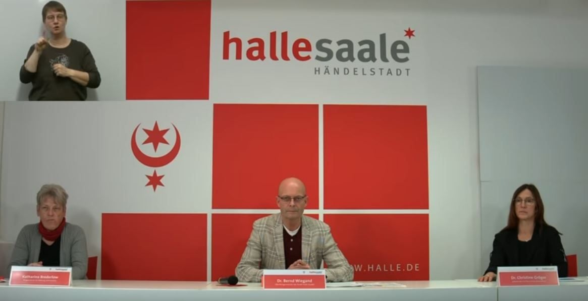 PK in Halle: OB Wiegand (M.), Beigeordnete Brederlow (l.) und Amtsärztin Gröger (r.) stehen Rede und Antwort.