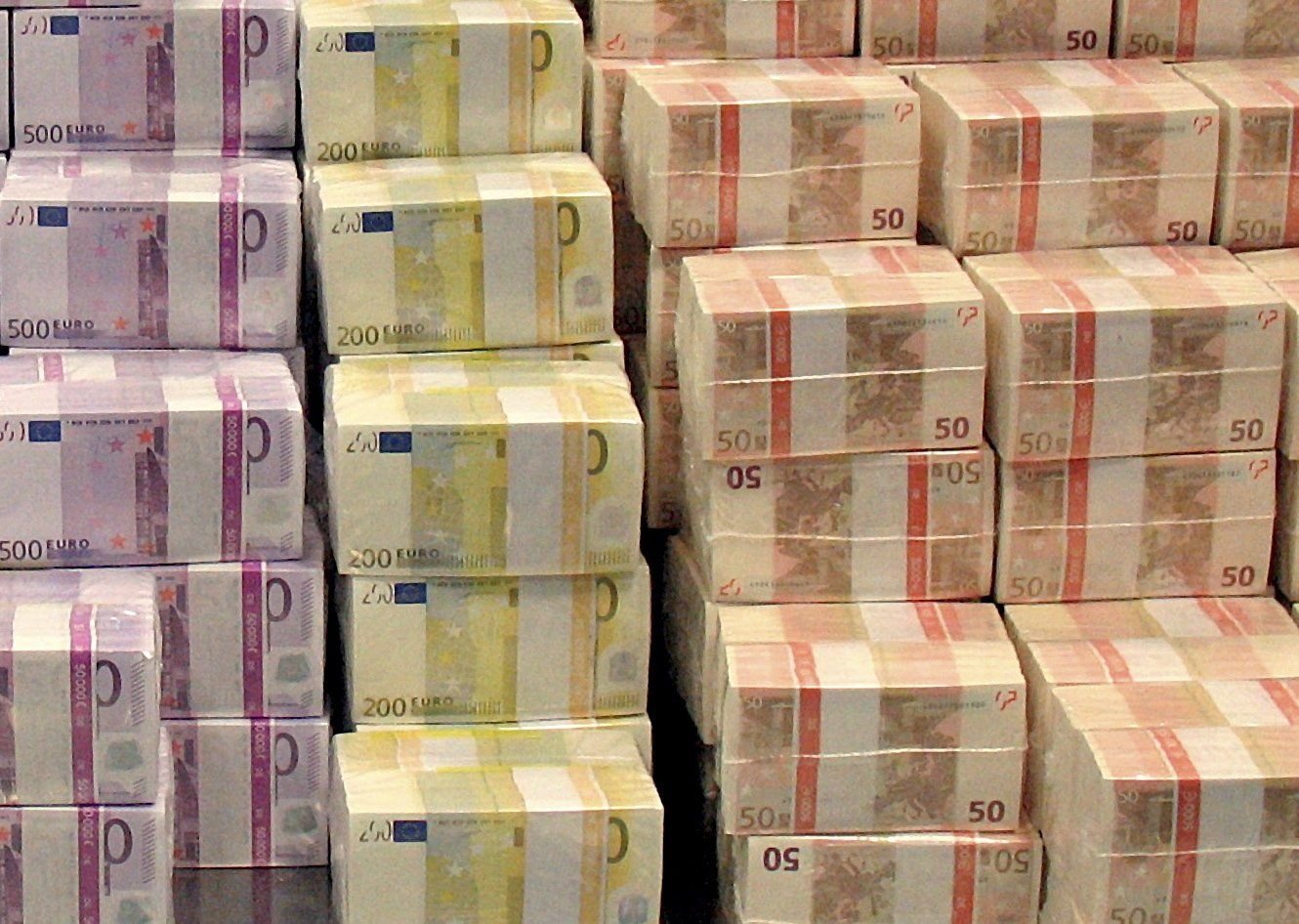 Gestapelte Euro-Geldscheine