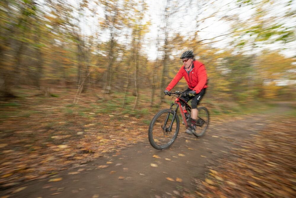 Geschafft: Nach der ersten Rampe zur Rosstrappe geht es erst mal gemütlich weiter durch den bunten Wald.