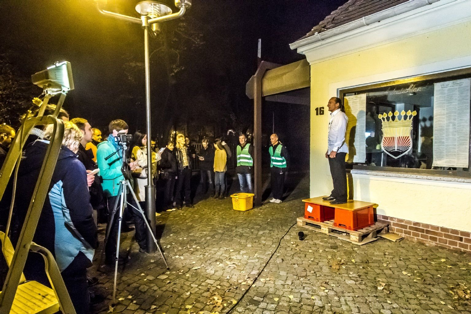 Etwa 75 Zuhörer hatte Peter Fitzek bei seiner Infoveranstaltung. Schon vor dem Ende von Fitzeks Rede löste sich die Menge zunehmend auf.