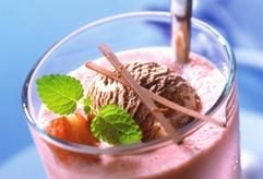 Erdbeer-Shake mit Schokoladeneis. Milch ist erfrischend, nahrhaft und gesund - und viel zu schade, um sie nur als Aufheller für den Frühstückskaffee zu verwenden. (Foto: ddp/CMA)