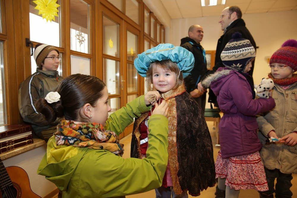 Vor dem Start: Petra (li.) hilft ihrer Schwester Sandra beim Ankleiden. Die Fünfjährige ist in diesem Jahr das erste Mal als Sternsinger-Kind unterwegs.