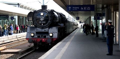 Ein Polizist fotografiert auf dem Hauptbahnhof in Hannover eine einfahrende historische Dampflokomotive. In Erinnerung an die deutsche Teilung fuhren ehemalige Militärs und Politiker in einem historischen Militärzug von Berlin nach Hannover. (FOTO: DPA)