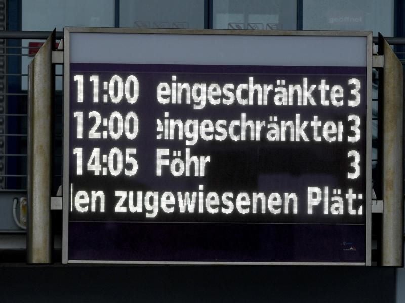 Auf einer Anzeigetafel stehen Hinweise zum Fährverkehr zu den Inseln Föhr und Amrum. Foto: Carsten Rehder/dpa
