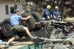 Ein Fahrwerk und andere Trümmer der TU 154 werden