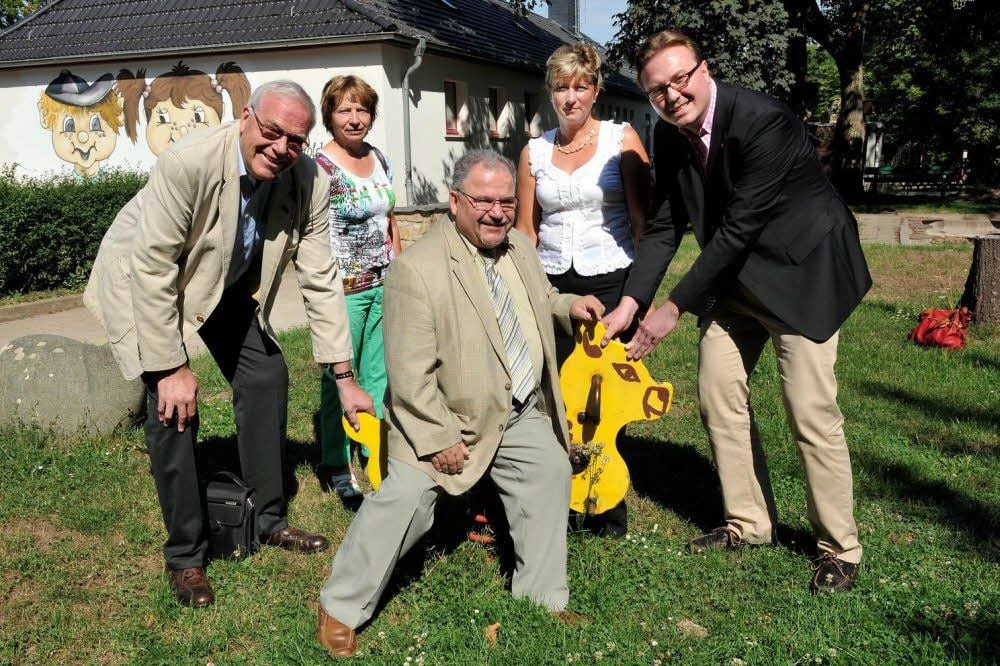 Angela Knoll (M.) von den Kleinen Strolchen freut sich über eine Spende von Artur Wellnitz (l.) und Marc Vaupel (re.).