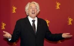 Mit erhoben Händen kommt der kanadische Schauspieler Donald Sutherland am Freitag zu einem Fototermin der 52. Internationalen Filmfestspiele in Berlin. (Archivfoto: dpa)
