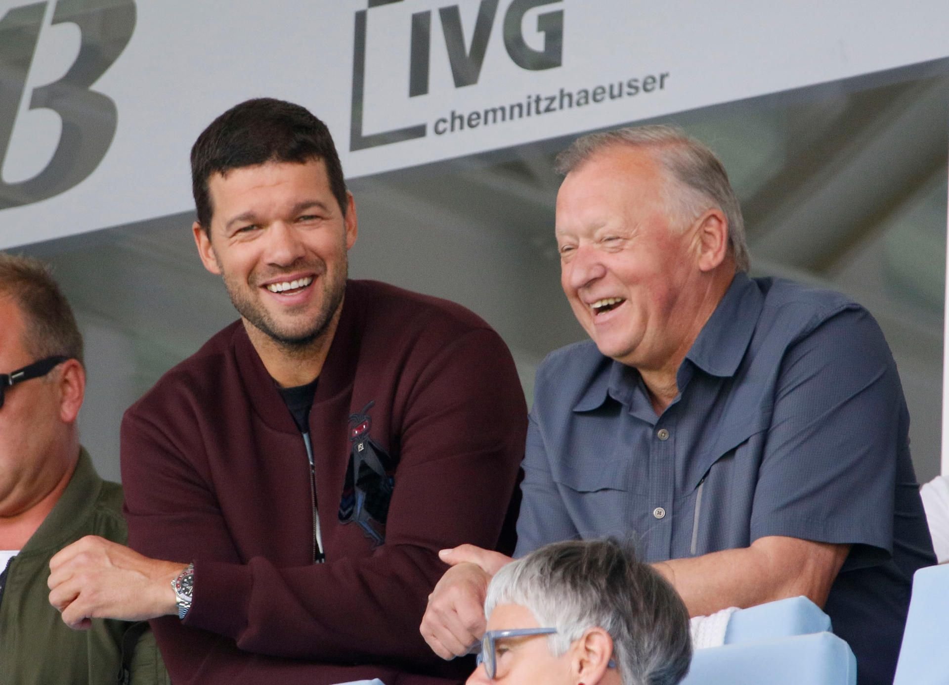 Michael Ballack und sein Vater Stephan (r.) auf der Tribüne bei einem Heimspiel des Chemnitzer FC.