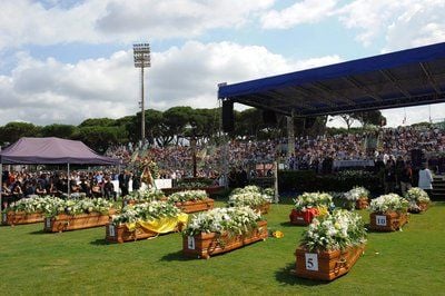 Särge im Stadion von Viareggio (FOTO: DPA)
