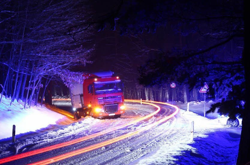 Lkw rutschen im Winter oft von der Straße. Schuld ist oftmals eine unausgewogene Beladung.