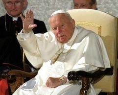 Das Symphonieorchester und der Chor desMitteldeutschen Rundfunks (MDR) haben am Freitagabend im Vatikan einKonzert für Papst Johannes Paul II. gegeben. (Foto: dpa)