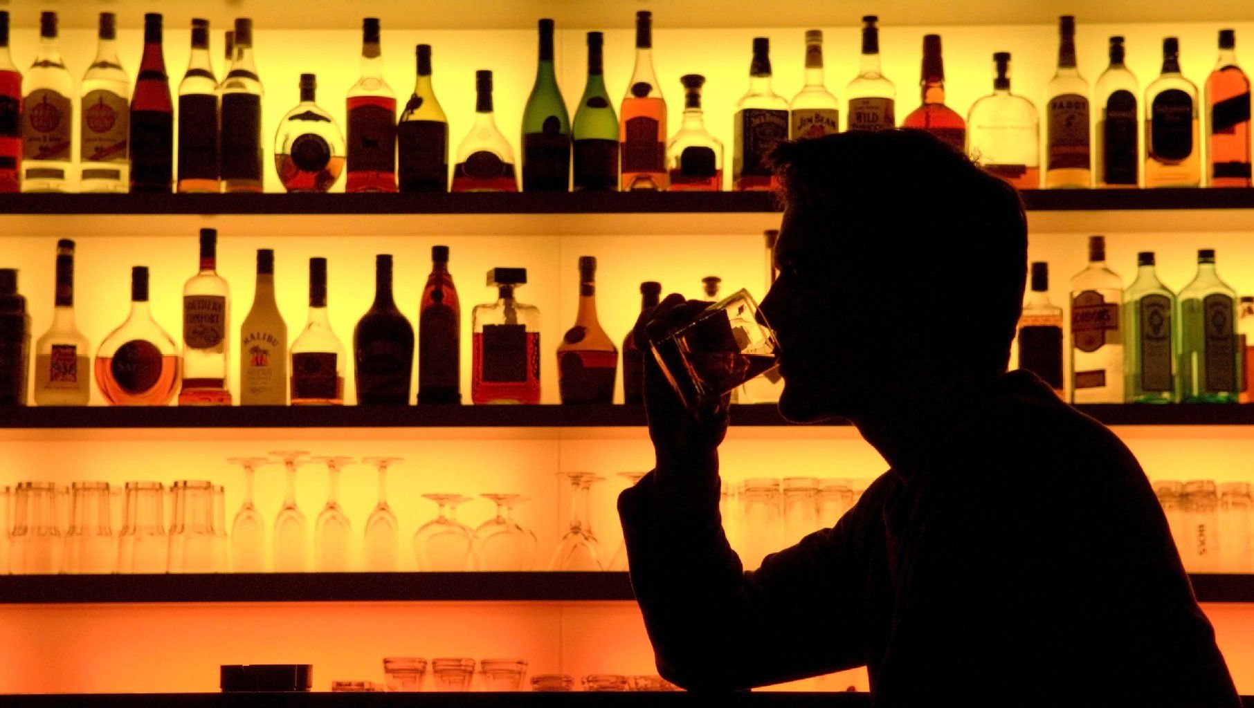 Die Zahl der Alkoholabhängigen in Deutschland ist innerhalb weniger Jahre deutlich gestiegen: auf zuletzt rund 1,8 Millionen.