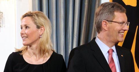 Bundespräsident Christian Wulff und seine Frau Bettina am 12.01.2012 während des Neujahrsempfangs im Schloss Bellevue in Berlin. Der frühere Bundespräsident Christian Wulff und seine Ehefrau Bettina haben sich offiziell getrennt. (FOTO: DPA)