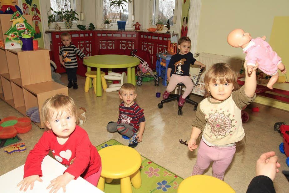 Die Kinder aus Tröglitz erkunden die Kita in Draschwitz. Dort sind sie vorübergehend untergebracht, weil in Tröglitz gebaut wird.