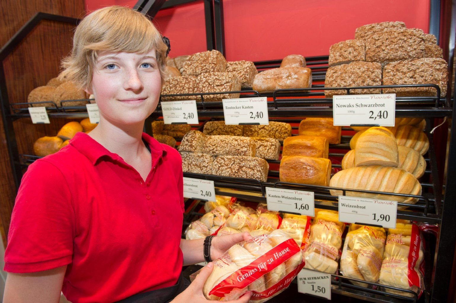 Spaß am Ferienjob: Schülerin Leena Klehn arbeitet in der Rostocker Bäckerei Nowak. Versichert sind Ferienjobber in der Regel über den Arbeitgeber.
