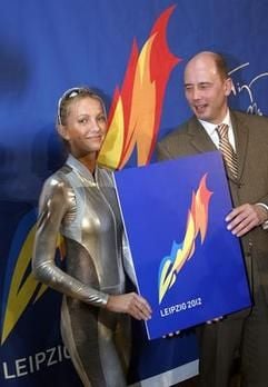 Wolfgang Tiefensee (r) startet Ende Oktober in Leipzig mit dem neuen Logo der Olympiabewerbung eine deutschlandweite Werbekampagne. Neben ihm steht Olympia-Läuferin Janet Pilz. (Foto: dpa)