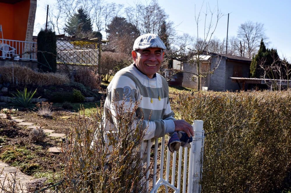 José Rosello kam aus Kuba und fühlt sich in seinem Schrebergarten in Weißenfels wohl.