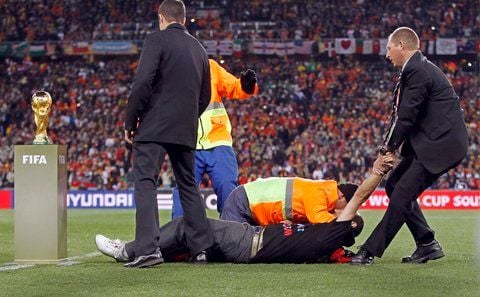 Jimmy Jump wird von Sicherheitskräften überwältigt. (FOTO: DPA)