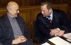 Der frühere NPD-Anwalt Horst Mahler (l.) unterhält sich am Freitag (06.02.2004) in einem Saal des Berliner Landgerichtes mit seinem Rechtsanwalt Mirko Röder. Mahler, der inzwischen nicht mehr der NPD angehört, muss sich wegen Volksverhetzung verantworten. (Foto: dpa)