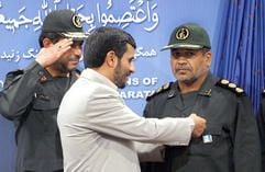 Präsident Mahmud Ahmadinedschad verlieh Orden an iranische Marineoffiziere, die an der Festnahme der Briten beteiligt waren. (Foto: dpa)