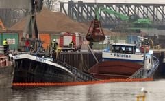 Ein eingeknicktes Schiff liegt am Mittwoch im Westhafen von Regensburg (Bayern). (Foto: dpa)