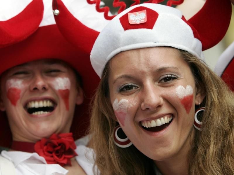 Ob im vornehmen Restaurant oder im Fußballstadion - polnische Frauen erwarten von Männern höfliche Umgangsformen.