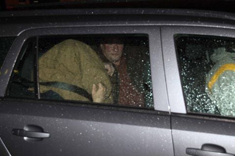 Der Tatverdächtige zum Doppelmord in Bodenfelde wird am 23.11.2010 in einem zivilen Polizeiauto vom Gelände des Amtsgerichts Northeim gefahren. (FOTO: DPA)