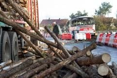 Ein verunglückter Schulbus (r.) steht am Freitag (03.11.2006) in einer Plastikabsperrung auf einer Brücke bei Herzberg am Harz. (Foto: dpa)