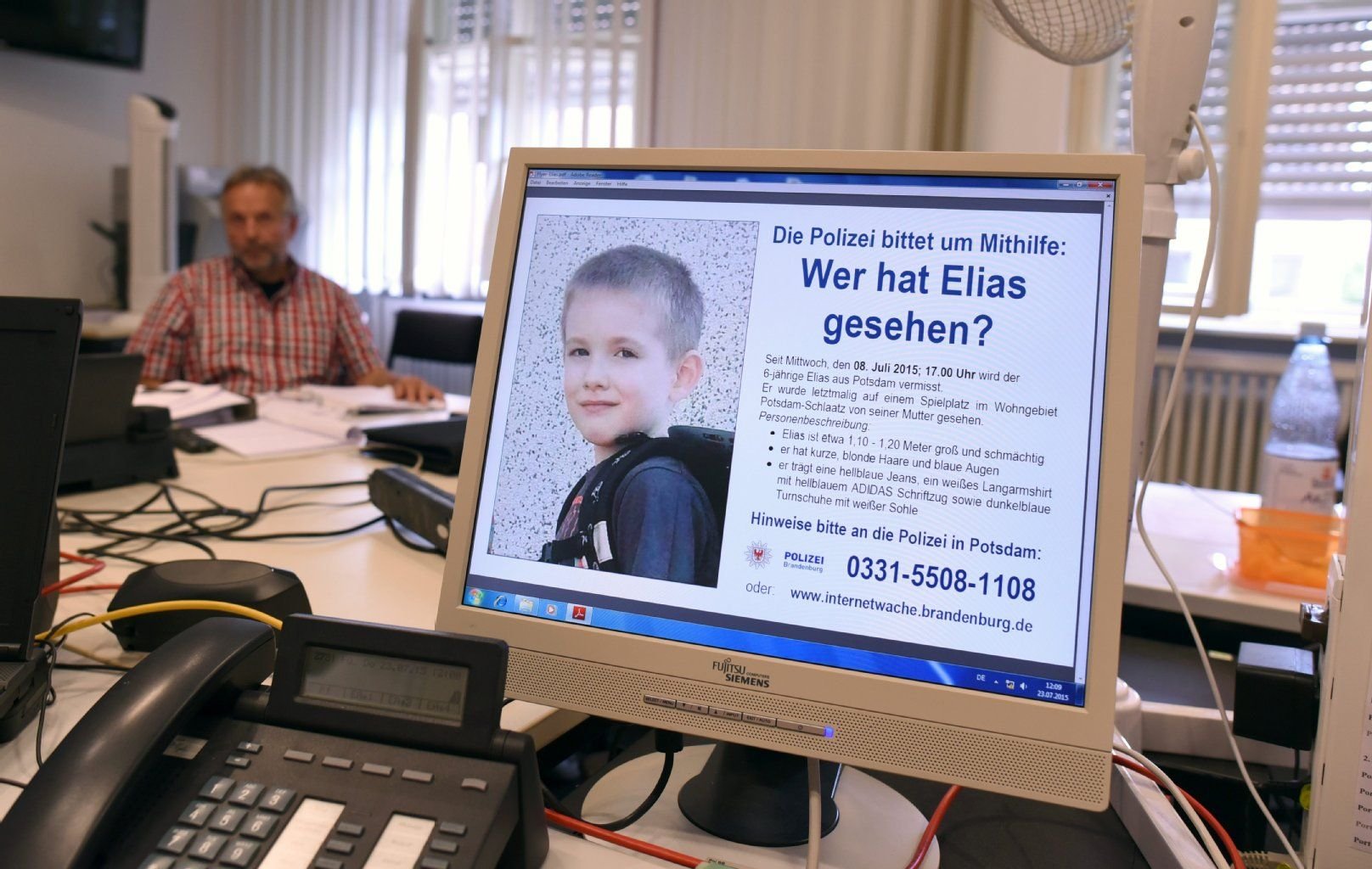 Mitarbeiter der Soko Schlaatz sitzen am 23.07.2015 in einem Besprechungsraum der Kriminalpolizei in Potsdam (Brandenburg).