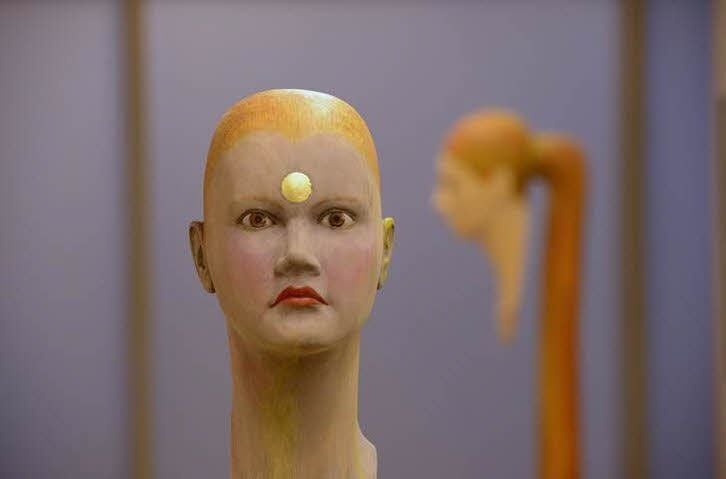 Blick in Messerschmidts Schau bei Zeitkunst: im Vordergrund „Aurora im Morgenwind“