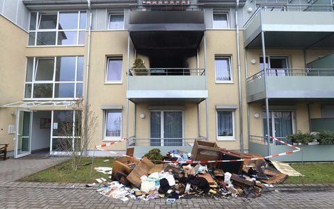 Spuren sind nach einem Brand in einem speziellen Wohnhaus für Senioren in Haldensleben zu sehen. (FOTO: DPA)